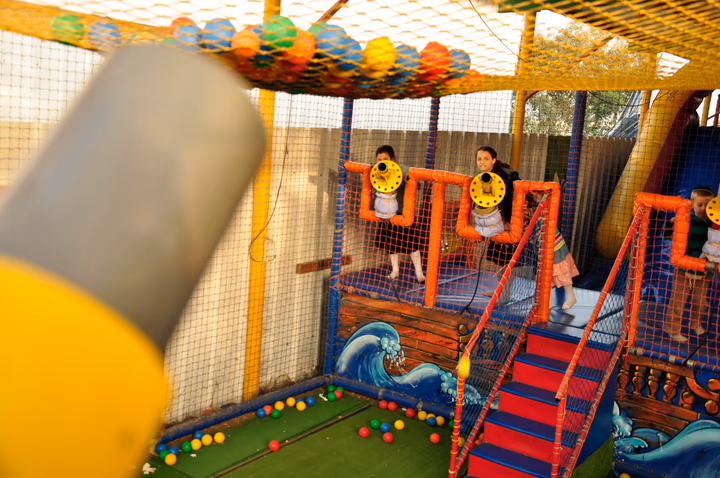 גלריית מאחורי הדבש – תמונה 236